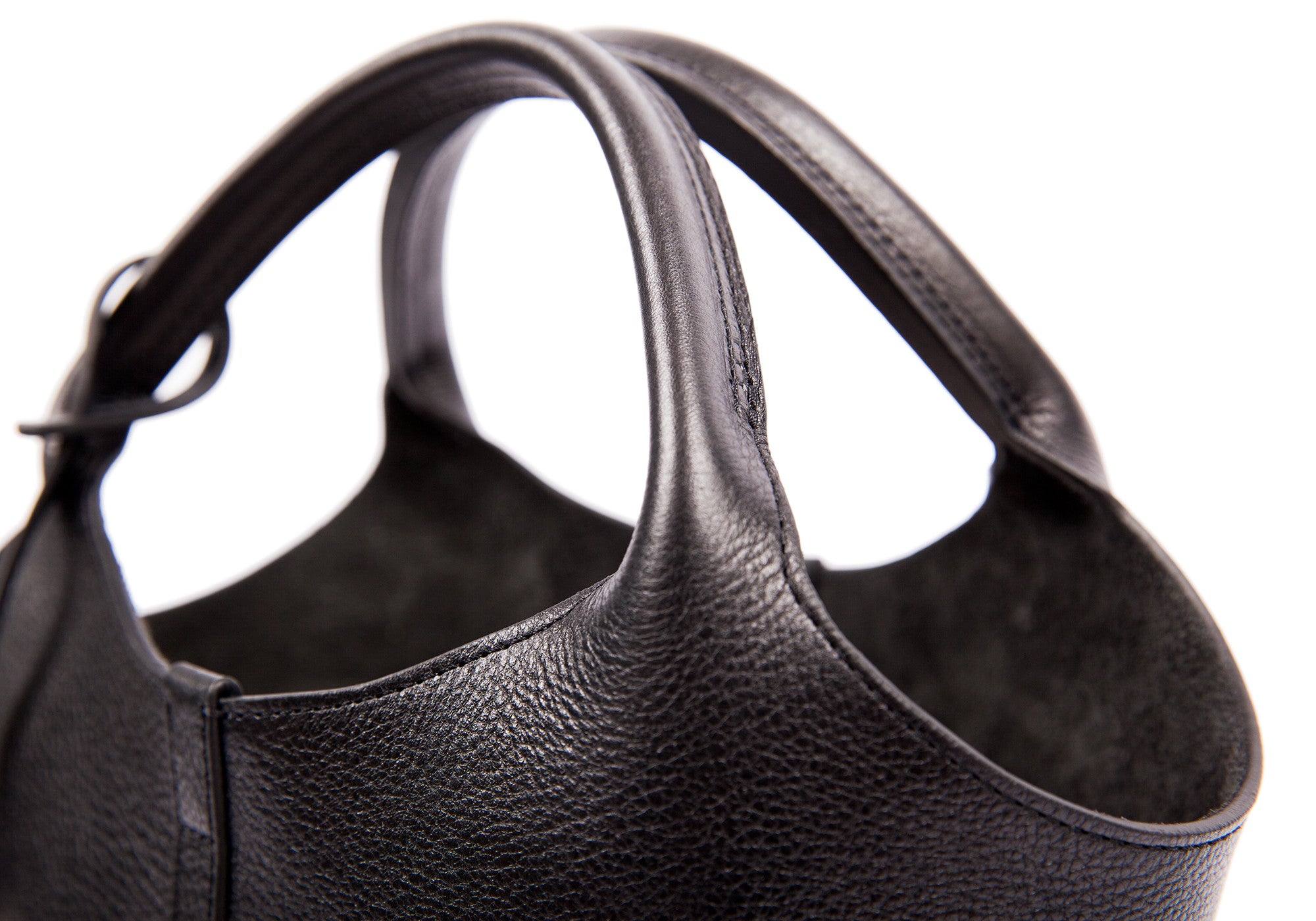 Top Leather Strap of The One-Piece Bag Black