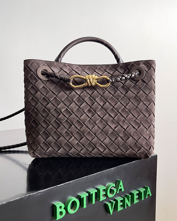 Medium Andiamo Chain Bags