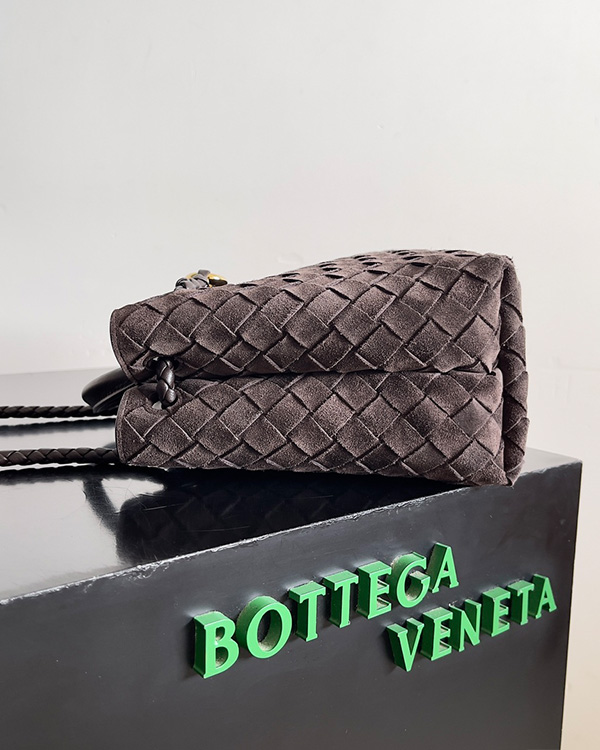 Medium Andiamo Chain Bags