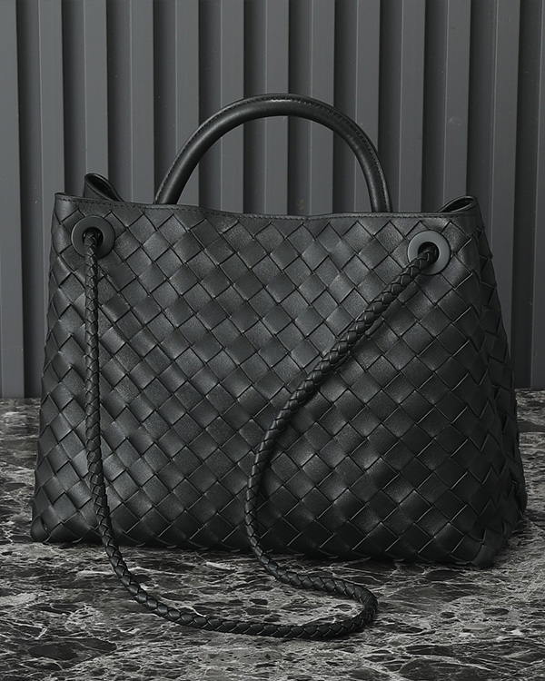 Medium Andiamo diagonal cross bags (Black silver buckle)