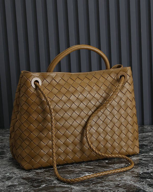 Medium Andiamo diagonal cross bags (Oak fruit brown)