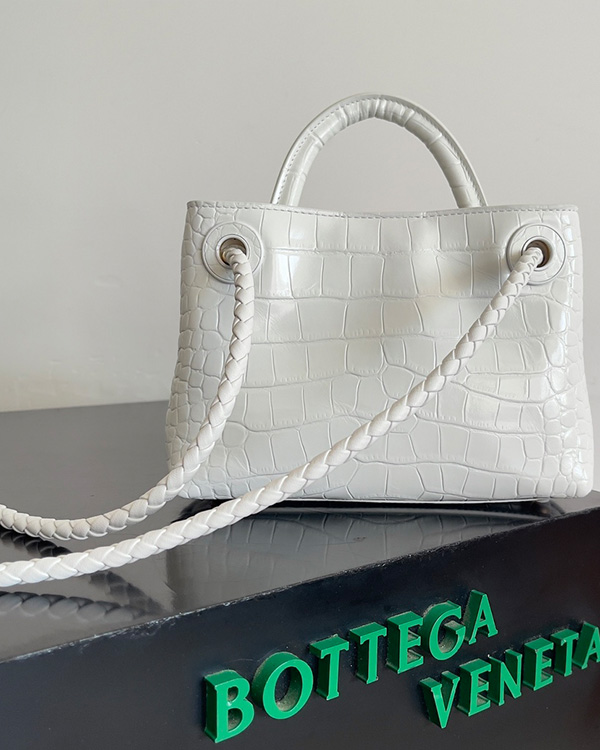 Small Andiamo Crocodile Pattern Cross Bag (white)