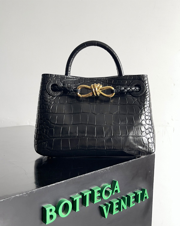 Small Andiamo Crocodile Pattern Cross Bag (black)